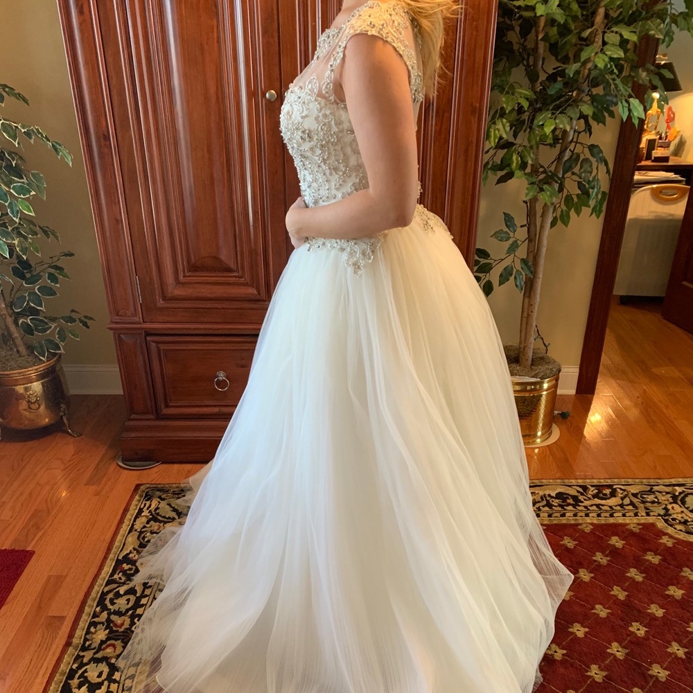 NEW size 4-6 crystal beaded princess wedding gown